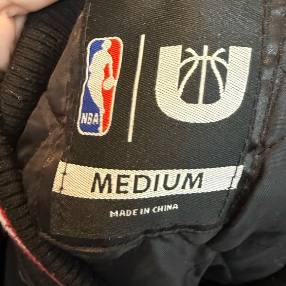 Chicago Bulls Ultra Game VTG NBA Jacket Black Red Satin Quilted Lining SZ Medium - Picture 5 of 6